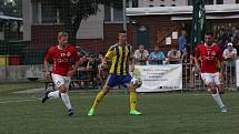 Fotbalisté Uherského Brodu (červené dresy) zvítězili v předkole MOL Cupu nad domácím Baťovem 5:0.