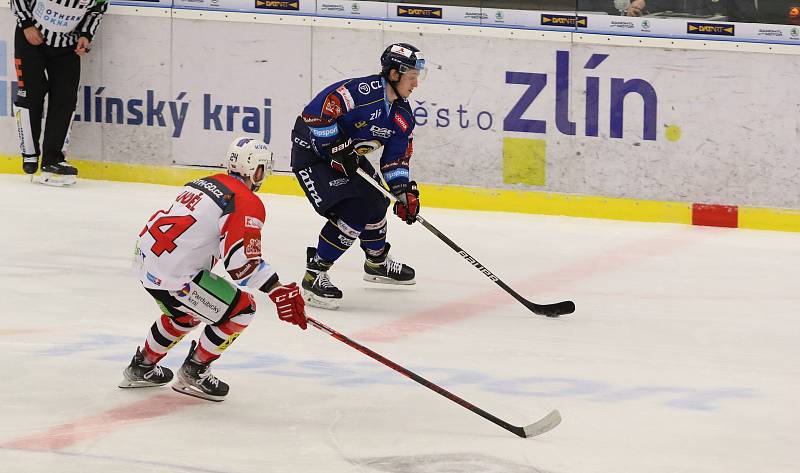 Hokejisté Zlína (modré dresy) v neděli večer vyzvali Pardubice.