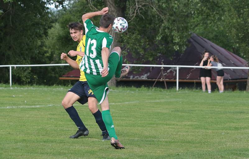 Fotbalisté Újezdu (ve žlutých dresech) zdolali Vysoké Pole 4:2 a před letní pauzou zůstali v čele Ligy4.