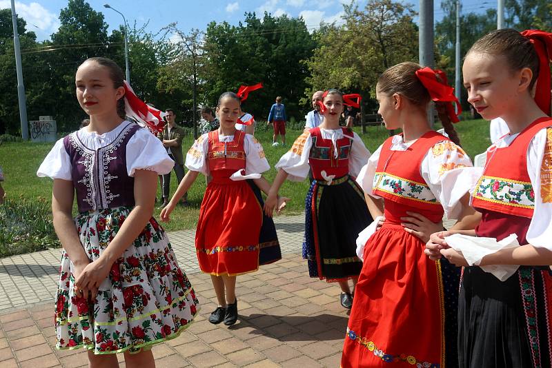 Dětský folklórní festival Májíček. XIII. ročník tradičního česko-slovenského festivalu dětských folklórních souborů před kostelem Panny Marie Pomocnice křesťanů na Jižních Svazích