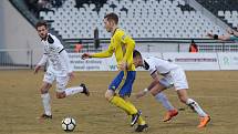 Fotbalisté Zlína (ve žlutých dresech) ve čtvrtfinále MOL Cupu porazili druholigový Hradec Králové 2:0 a postoupili mezi čtyři nejlepší týmy.