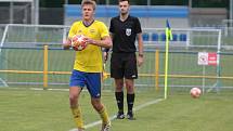 Fotbalisté Slavičína (v modrých dresech) na úvod přípravy zvítězili na Vršavě se Zlínem B 2:1