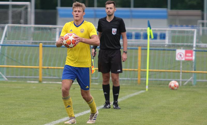 Fotbalisté Slavičína (v modrých dresech) na úvod přípravy zvítězili na Vršavě se Zlínem B 2:1