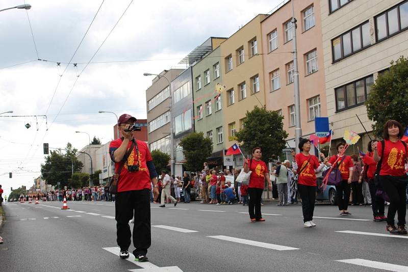 Zlínem prošel parádní průvod v rámci Mezinárodního festivalu dechových orchestrů a folklorních souborů