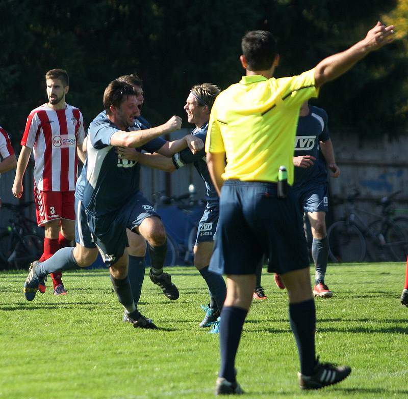 Fotbalisté Brumova (bílo-červení) v 11. kole divize E remizovali v derby se Slavičínem 1:1.