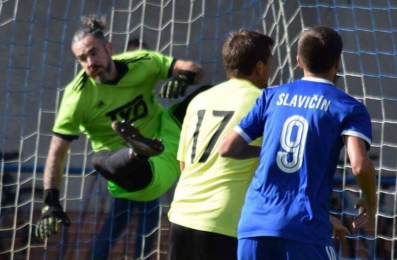 Divizní fotbalisté Slavičína (v modrém) v nedělním 9. kole skupiny E doma porazili Skaštice 3:2.