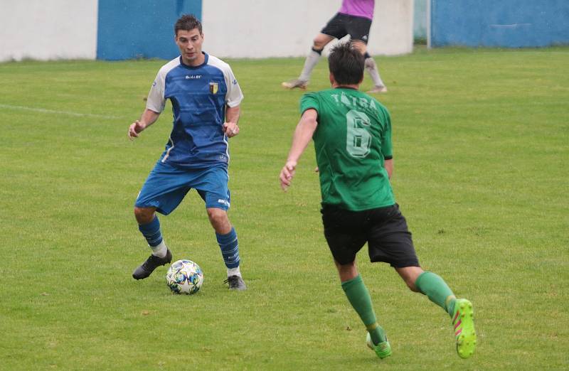 Slušovičtí fotbalisté (modré dresy) doma porazili Velké Karlovice 1:0. Foto: pro Deník/Jan Zahnaš