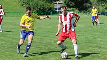 Fotbalisté Luhačovic (ve žlutém) ve druhém zápase krajského přeboru doma porazili Brumov 2:0.