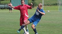 Fotbalisté Slavičína B ( modré dresy) vstoupili do nové sezony domácí výhrou nad Bylnicí v poměru 4:3. Foto: pro Deník/Jan Zahnaš