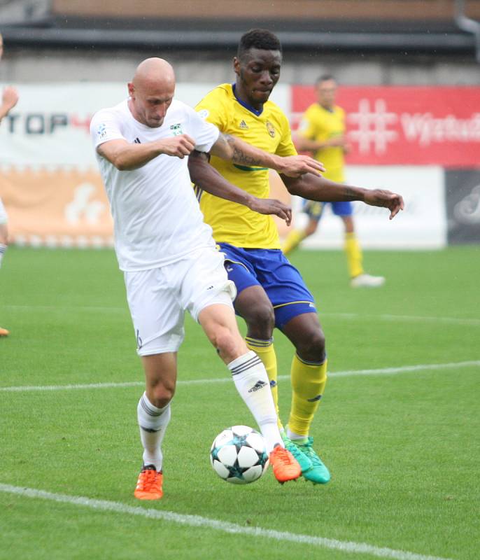 Fotbalisté Fastavu Zlín (ve žlutém) v rámci 4. kola I. ligy doma hostili MFK Karviná. Na snímku Traore