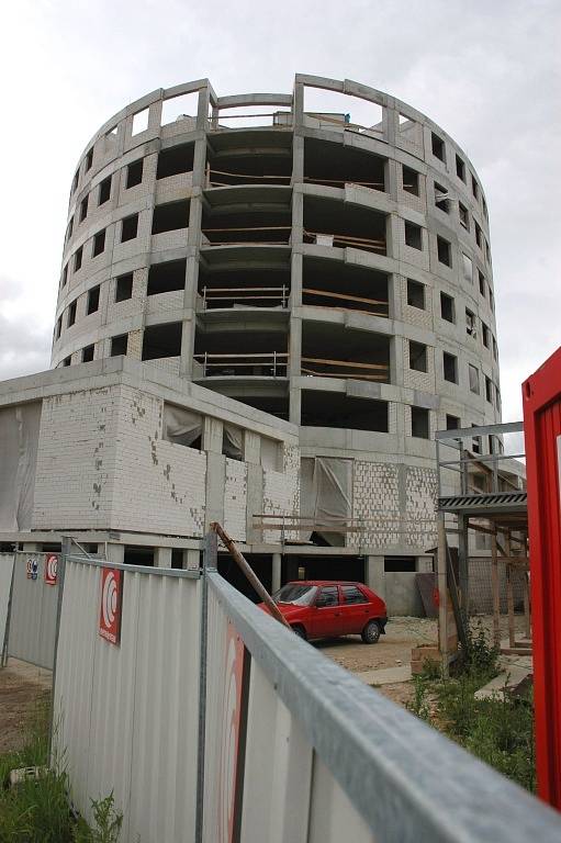 Výstavba hotelu Atrium v Otrokovicích. 