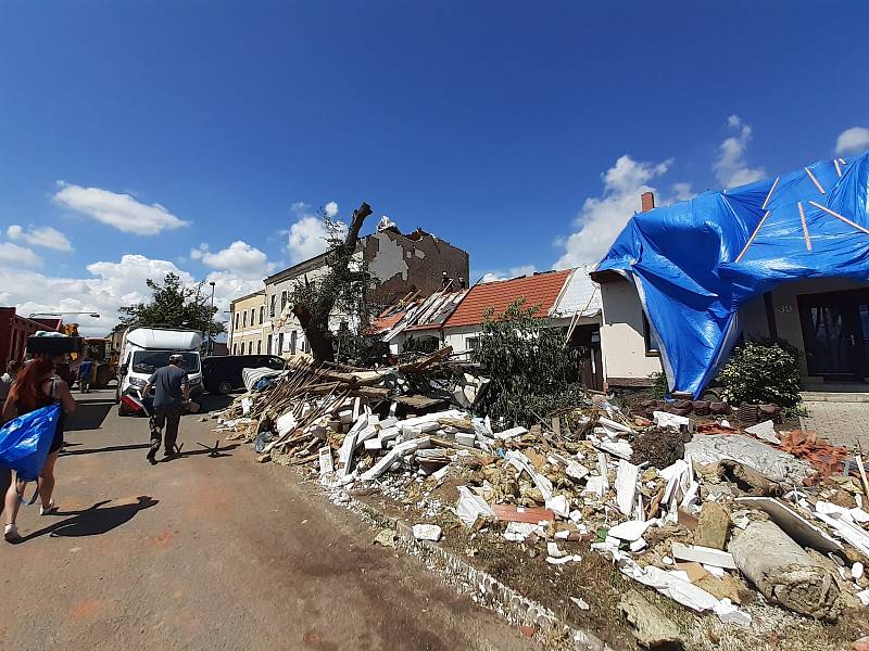 Hrušky, sobota 26. června 2021. Odstraňování následků čtvrtečního tornáda