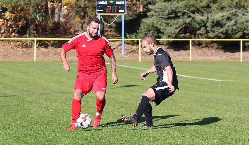 Fotbalisté Mladcové (červené dresy) v šlágru víkendu I.B. třídy skupiny B porazili Lužkovice 4:0.