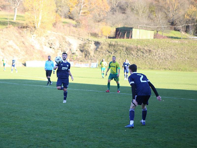 Fotbalisté Luhačovic (modré dresy) v posledním podzimním zápase Krajského přeboru doma podlehli Napajedlím 1:2.