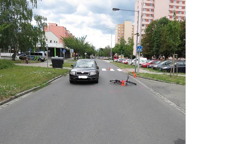 Svědky dopravní nehody, při níž se lehce zranil devítiletý chlapec, hledají kroměřížští policisté.