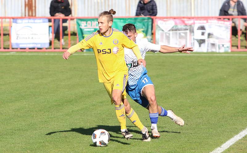 Fotbalisté Otrokovic (modro-bílé dresy) podruhé v sezoně zvítězili, porazili Jihlavu "B" 2:0.