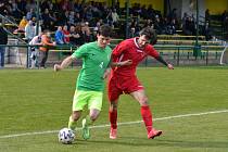 Fotbalisté Napajedel B (zelené dresy) v 18. kole III. třídy Zlínska skupiny A podlehli doma v derby Spytihněvi 0:1.