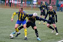 Fotbalisté Baťova (žluto-modré dresy) doma prohráli s vedoucím Stráním 1:2.