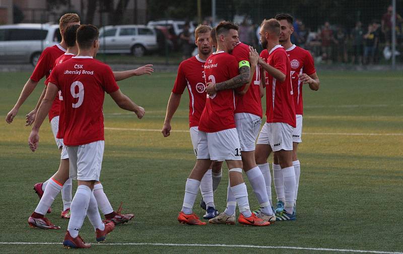 Fotbalisté Uherského Brodu (červené dresy) zvítězili v předkole MOL Cupu nad domácím Baťovem 5:0.