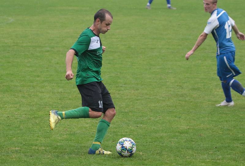 Slušovičtí fotbalisté (modré dresy) doma porazili Velké Karlovice 1:0.