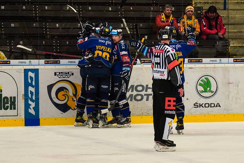 Hokejisté Zlína (modré dresy) ve 42. kole Tipspor extraligy na Zimním stadionu Luďka Čajky vyzvali Mladou Boleslav.