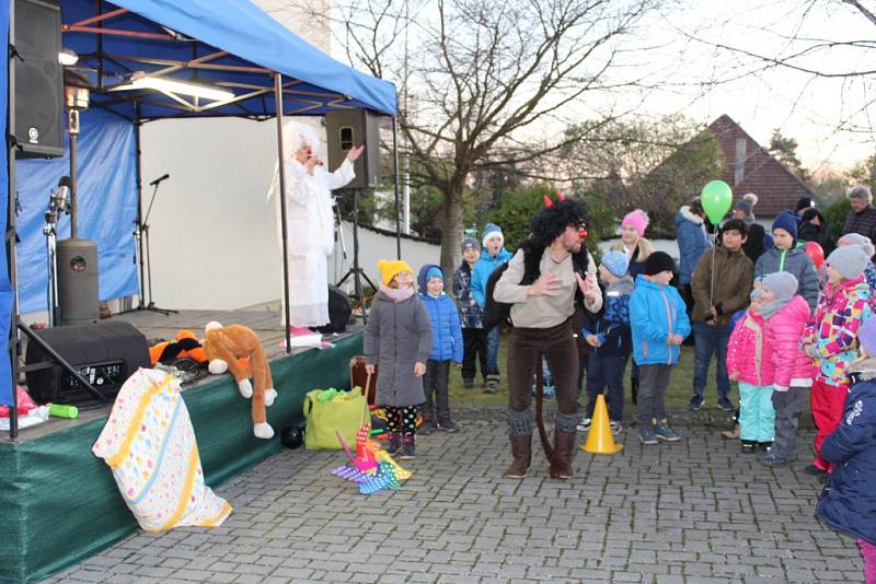 V Tlumačově rozsvítili vánoční stromek. Předtím si užili adventní jarmark