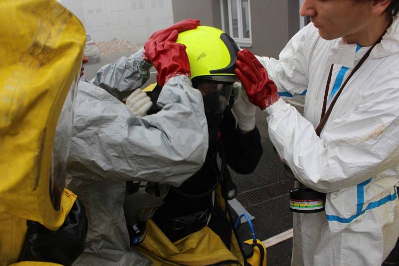 Hasiči k transportu nakažené ebolou použili biovak. Šlo o cvičení