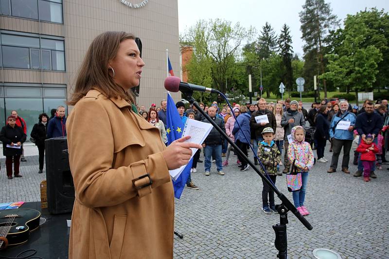 Demonstrace proti ministryni spravedlnosti Marii Benešové na náměstí T. G. Masaryka ve Zlíně, 13. 5. 2019