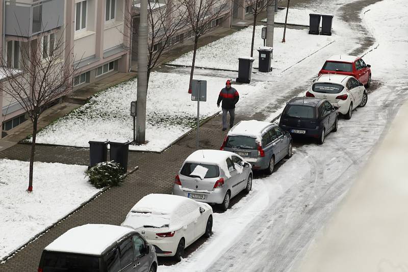 Parkování na ulici Zarámí ve Zlíně.