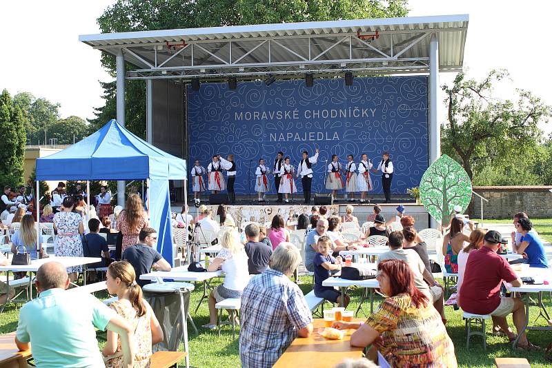 Moravské chodníčky se každoročně konají v Napajedlích. Jde o tradiční setkání folklórních souborů ze Slovácka, Valašska a Hané. Letos se sešli už po jednadvacáté.