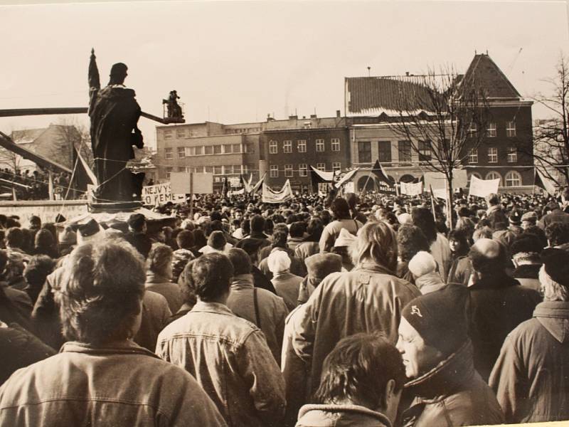 17. listopadu 1989 lidé demonstrovali za svobodu a demokracii