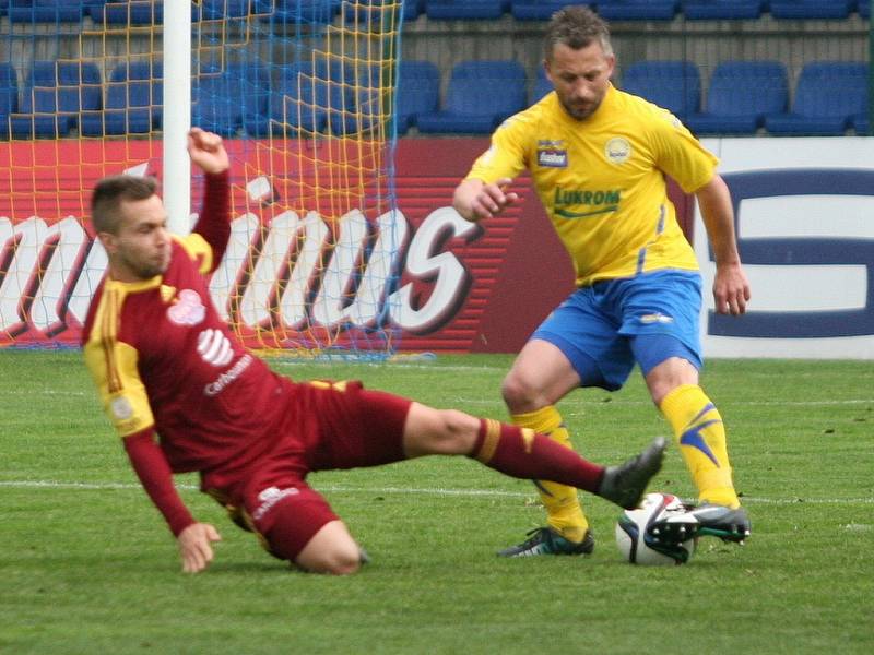 Fotbalisté Fastavu Zlín (ve žlutém) v rámci 26. kola v neděli hostili pražskou Duklu.