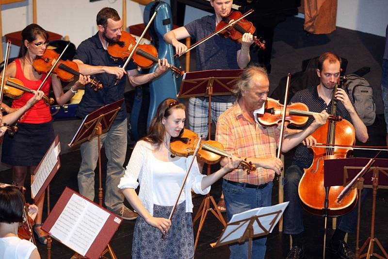 Akademie Václava Hudečka 2016 v Luhačo­vicích.  Zkouška na zahajovací koncert.  Účinkují Václav Hudeček a Eliška Kubalová