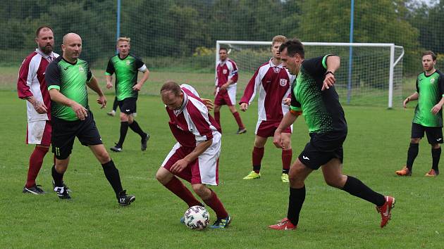 Fotbalové Doubravy (černo-zelené dresy) v neděli porazily Louky "B" 3:1.
