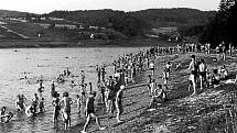 LUHAČOVICE, PŘEHRADA. Vodní nádrž postavená ve 30. letech se stala vyhledávaným místem rekreací. Koupání na přehradě kolem roku 1960.