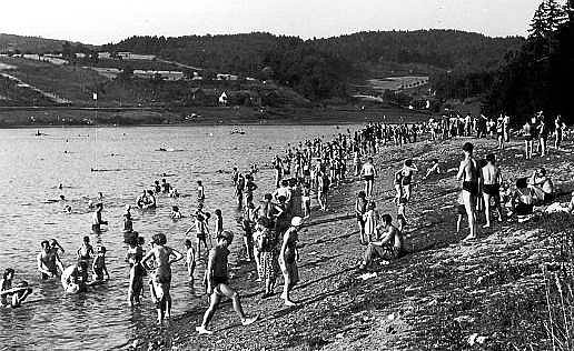 LUHAČOVICE, PŘEHRADA. Vodní nádrž postavená ve 30. letech se stala vyhledávaným místem rekreací. Koupání na přehradě kolem roku 1960.