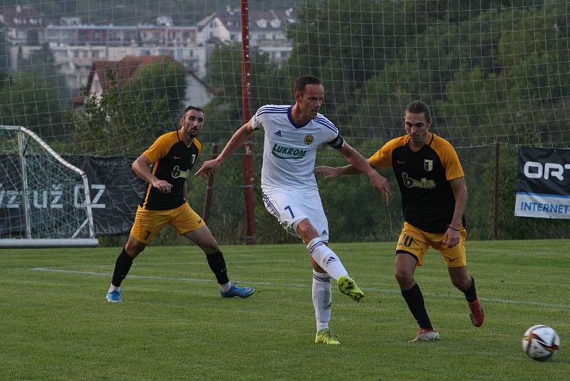 Fotbalisté Luhačovic (bílé dresy) v páteční předehrávce 4. kola krajského přeboru Zlínska podlehly Slušovicím 0:1 a dál čekají v nové sezoně na první výhru.