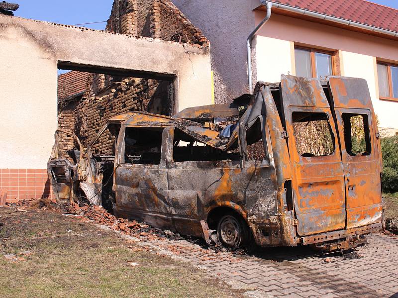 Dům Libora Čechmana ve Velkém Ořechově  v noci ze soboty na neděli zcela zničil požár.