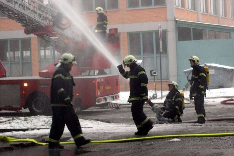 Požár v továrním areálu ve Zlíně.