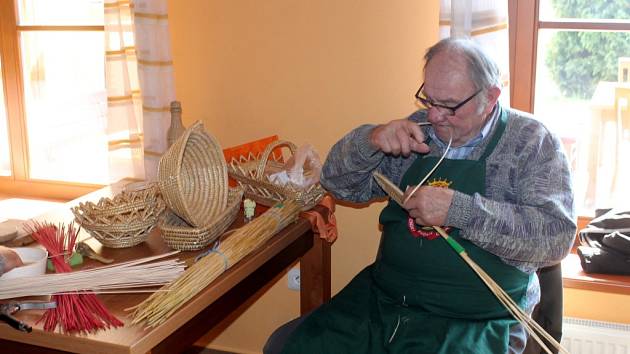 Desítky ručně pletených výrobků vystavili umělci v Ostratě