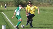 Fotbalisté Újezdu (ve žlutých dresech) zdolali Vysoké Pole 4:2 a před letní pauzou zůstali v čele Ligy4.