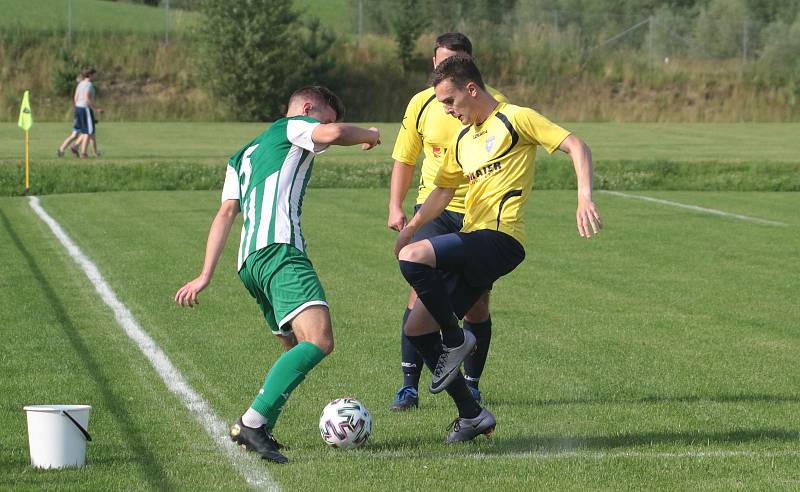 Fotbalisté Újezdu (ve žlutých dresech) zdolali Vysoké Pole 4:2 a před letní pauzou zůstali v čele Ligy4.