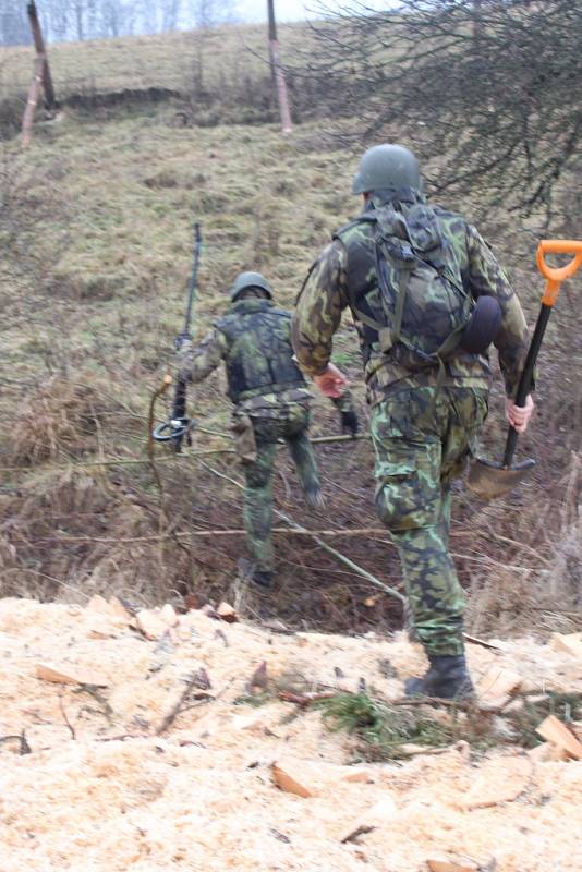 300 vojáků a policistů střeží a čistí Vrbětickou bezpečnostní zónu