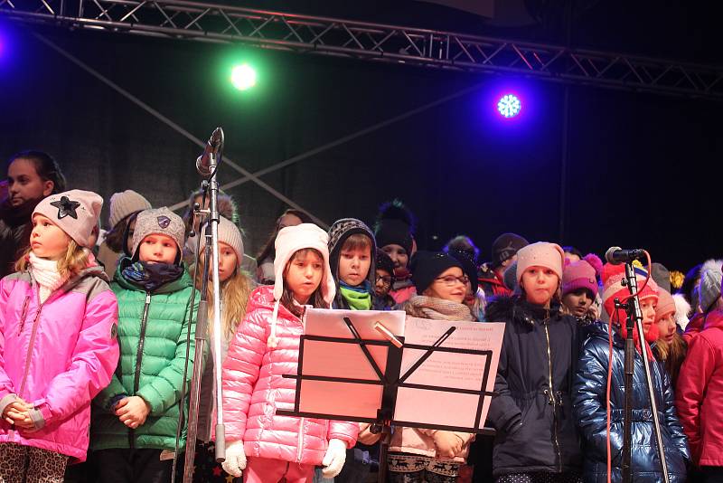 Česko zpívá koledy na náměstí Míru ve Zlíně 11.12.2019.