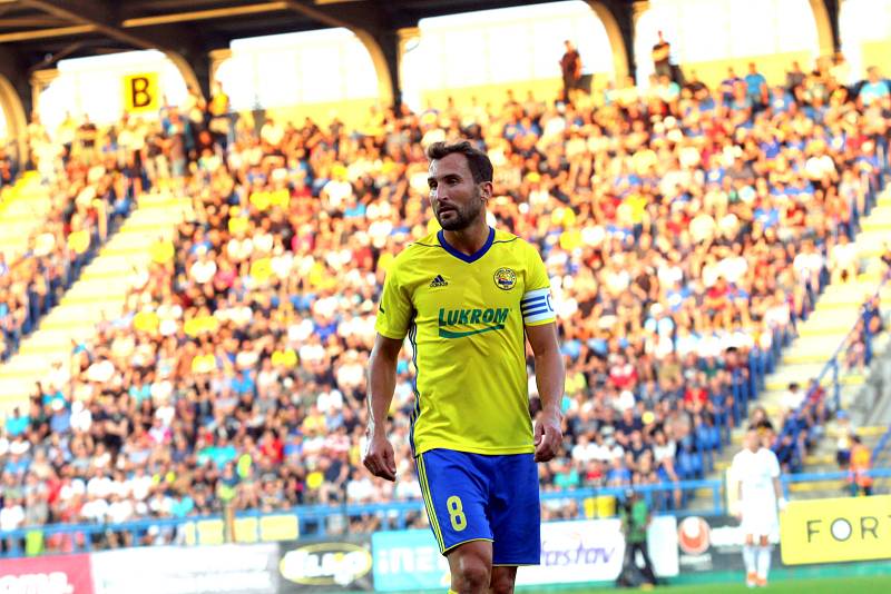 Fotbalisté Zlína (ve žlutých dresech) hostili před vyprodaným hledištěm Baník Ostrava.