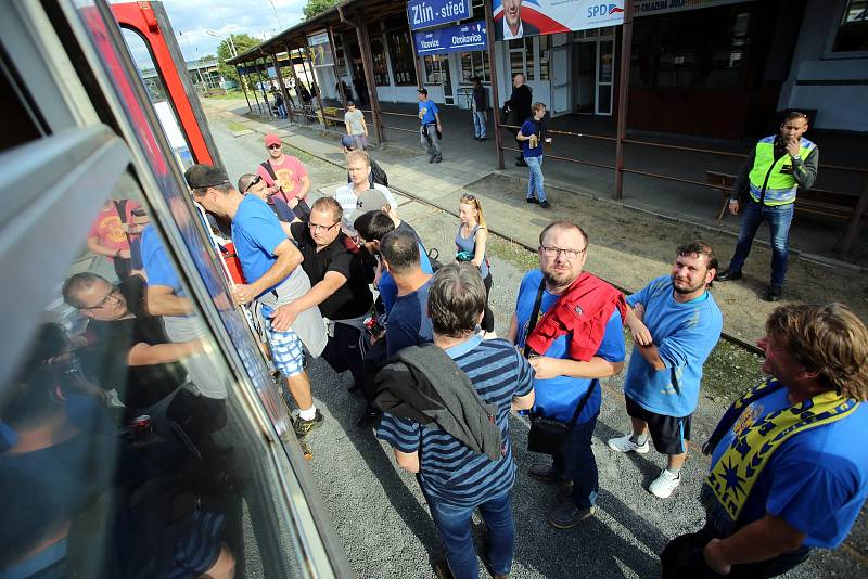 Odjezd fanoušků FC Fastav Zlín z nádraží ve Zlíně.