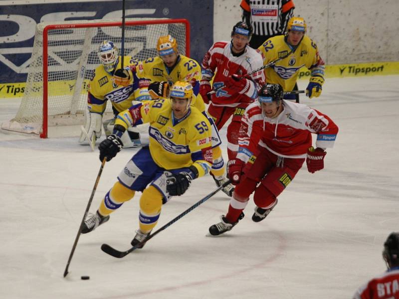 Extraligoví hokejisté Zlína (ve žlutém) v rámci nedělního 11. kola hostili rivala z Olomouce