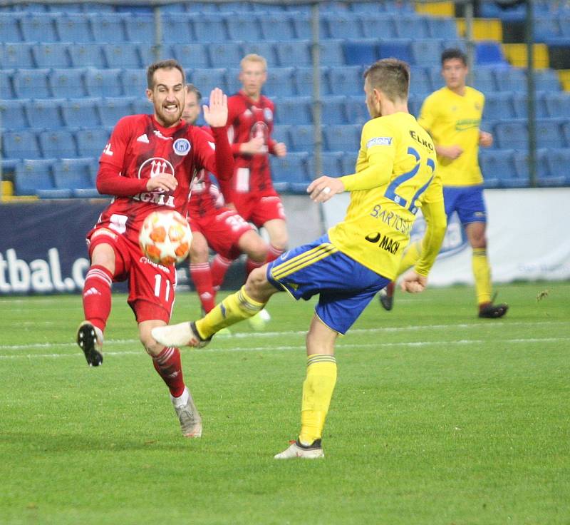 Fotbalisté Fastavu Zlín (ve žlutém) v sobotním 16. kole FORTUNA:LIGY hostili na Letné Sigmu Olomouc. Na snímku Bartošák, Gonzales.