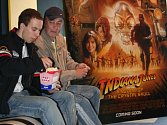 Lidé čekající v Golden Apple Cinema ve Zlíně na promítání filmu Indiana Jones IV.