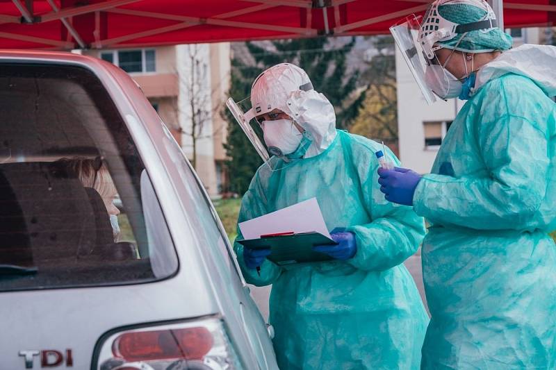 V odběrovém stanu ve zlínské nemocnici se výtěr z nosohltanu prováděl systémem drive-thru přímo přes okénko auta, zdravotníci takto za dva měsíce odebrali přes 6 tisíc vzorků.